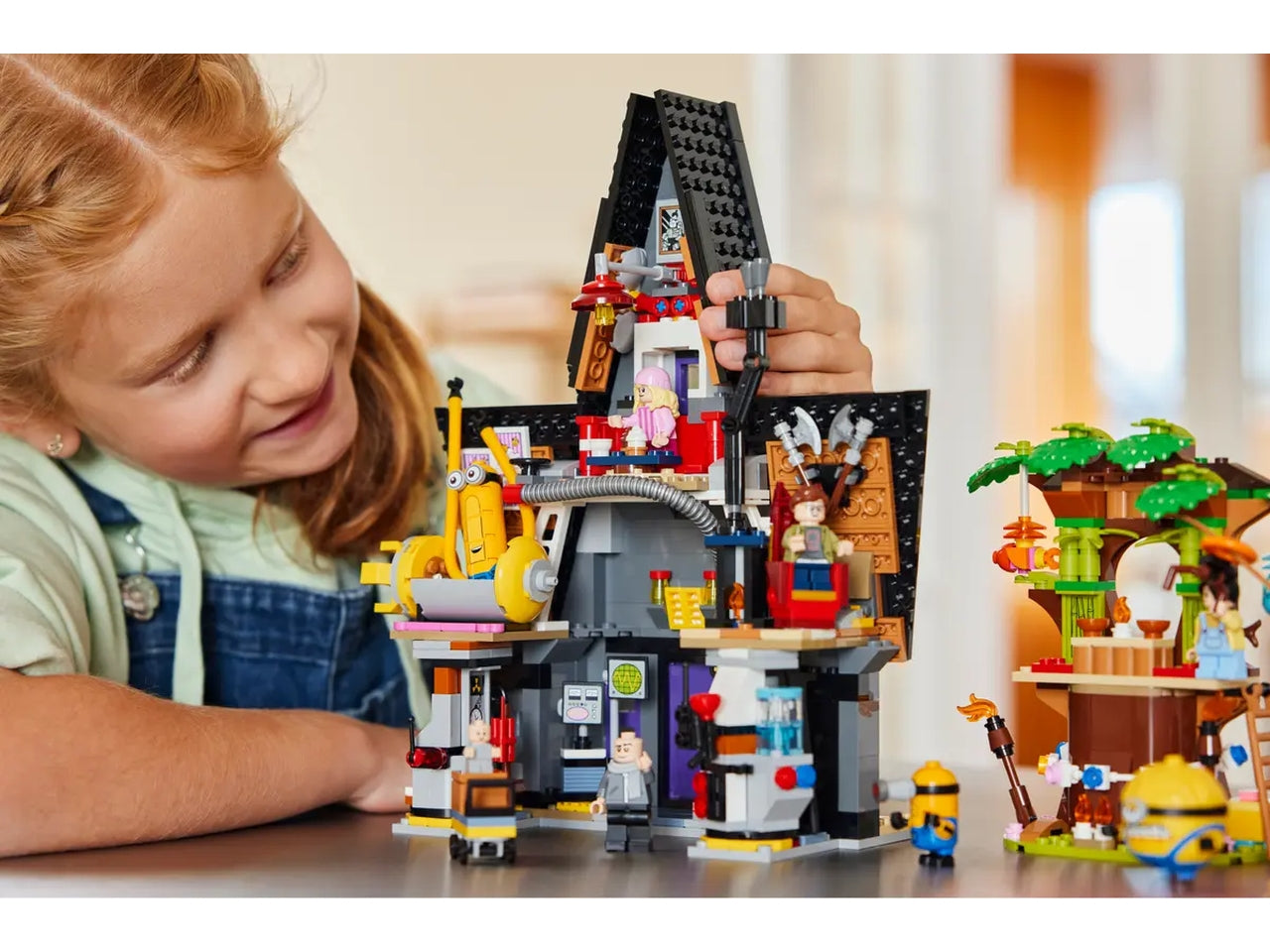 Lego Minions e la villa della famiglia di Gru, set di costruzioni in scatola da 868 pezzi, 8+ anni, 75583