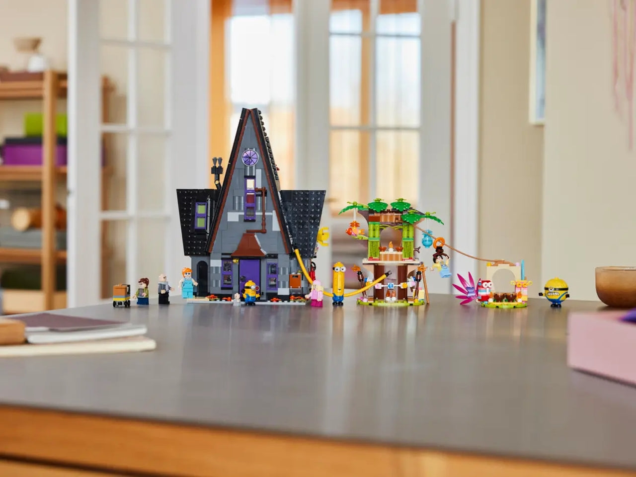 Lego Minions e la villa della famiglia di Gru, set di costruzioni in scatola da 868 pezzi, 8+ anni, 75583