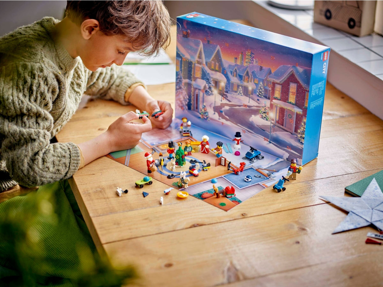 LEGO City - Calendario dellAvvento ricco di divertimento: organizza il conto alla rovescia fino al Natale con il Calendario dellAvvento 2024 per bambini dai 5 anni in su 60436