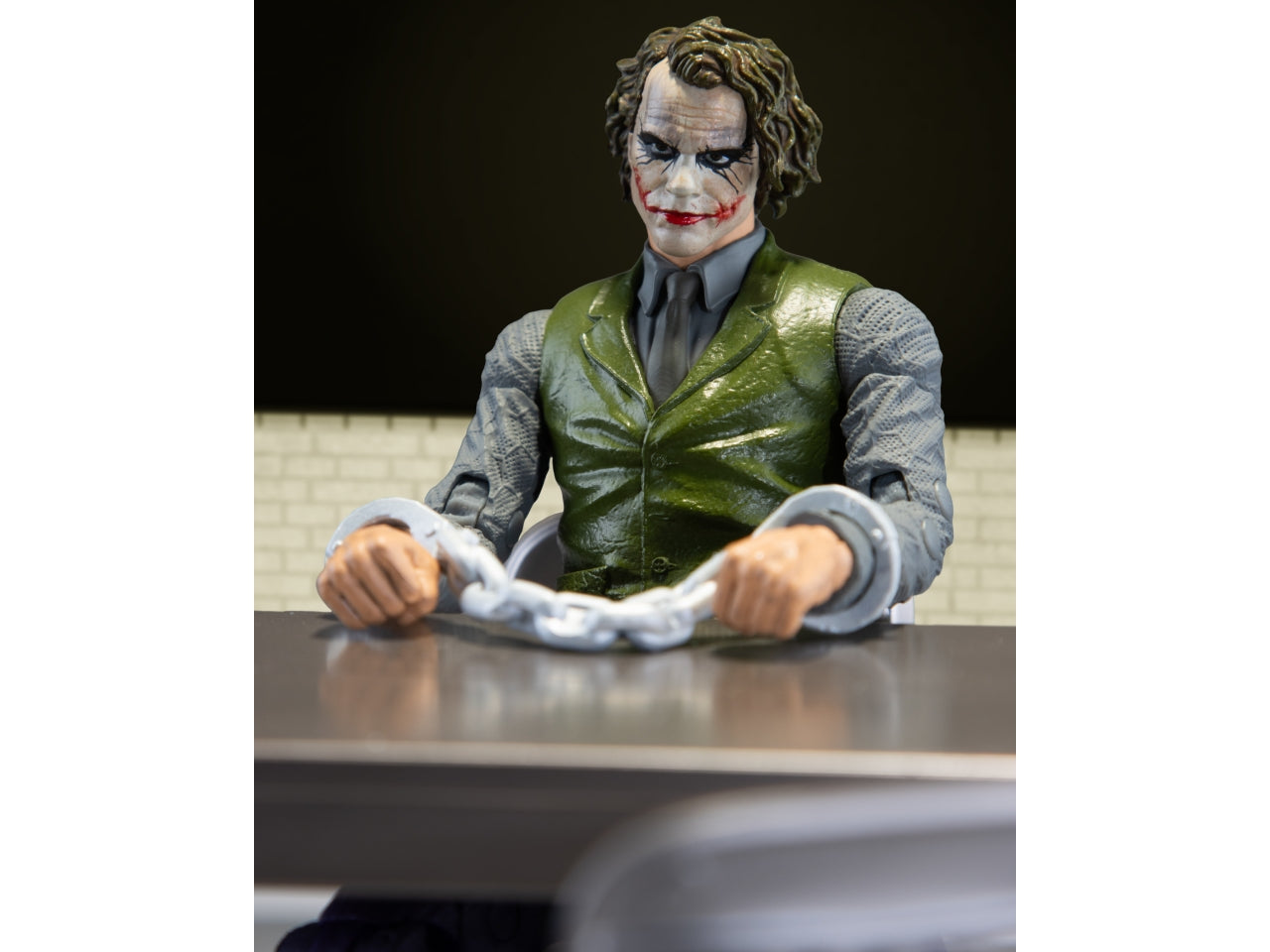 Dc multiverse 18cm - joker da il cavaliere oscuro con playset e accessori