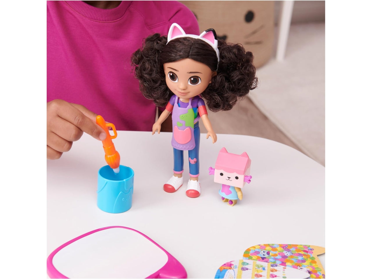 Gabby's Dollhouse, Set di Gioco Deluxe Crea con Gabby, Bambola e Accessori con lavagnetta e Pennello ad Acqua, Bambine dai 3 Anni in su - Spin Master