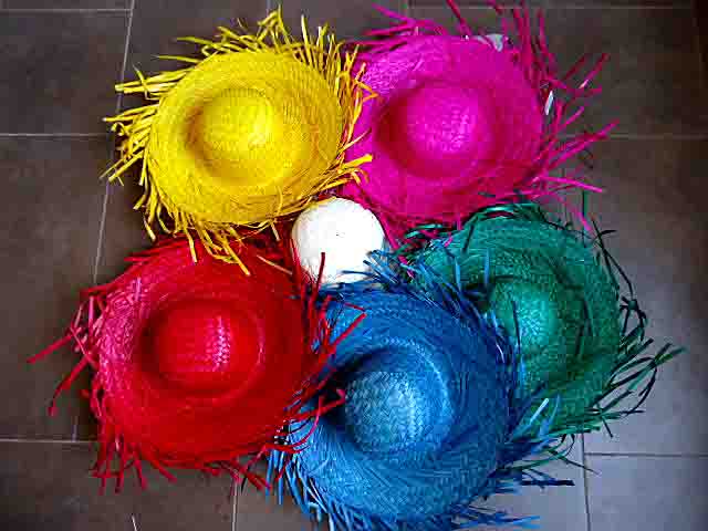 Cappello cloche in foglia di palma colorata con bordo sfrangiato