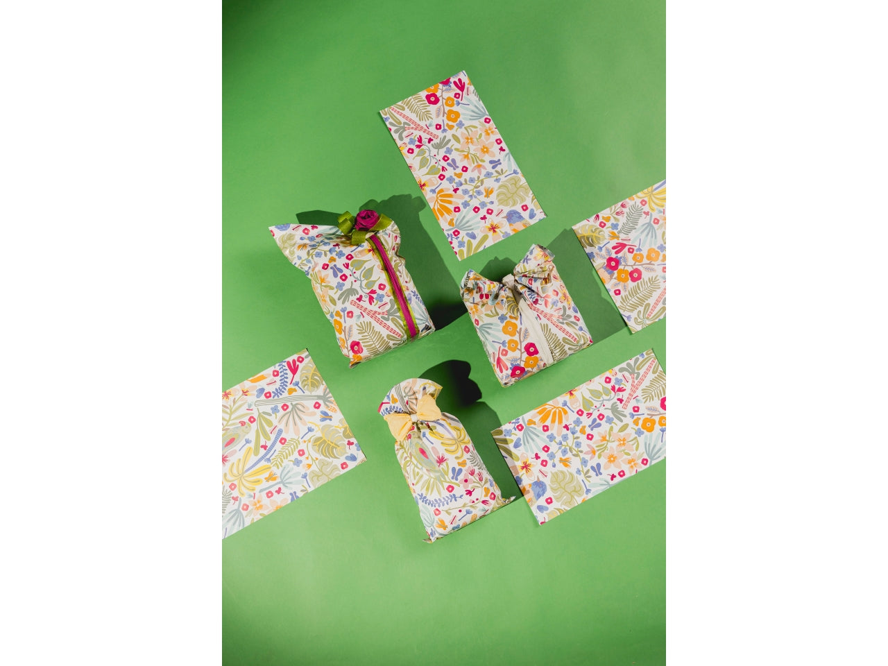 Sacchetti carta regalo tropicale multicolor in plastica 50 pezzi - 25x40 cm - Made in Italy