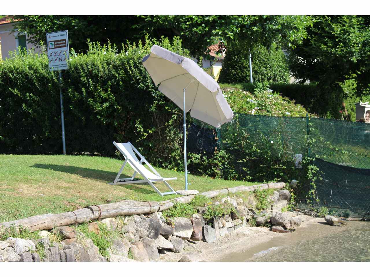 Ombrellone da spiaggia con palo taupe crema in acciaio 100/8/33cm