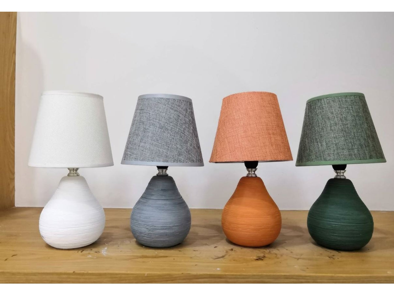 Lampada da tavolo 4 colori assortiti stile moderno con paralume in tessuto 26 cm - Creare Italia