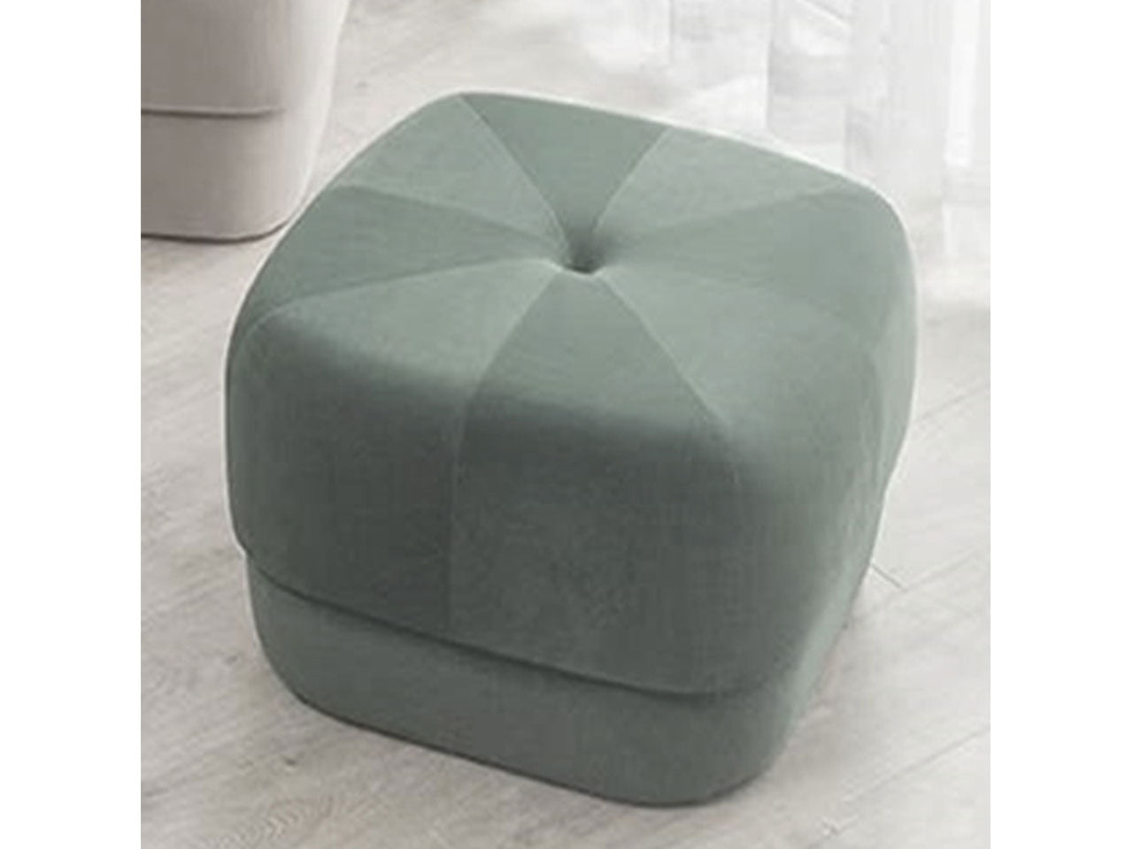 Pouf in velluto liscio h.38x40x40cm colore verde chiaro