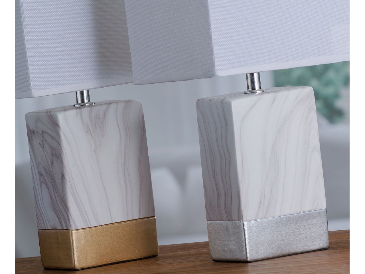 Lampada marble con base in ceramica 18x9,5xh54,5cm in 2 colori assortiti