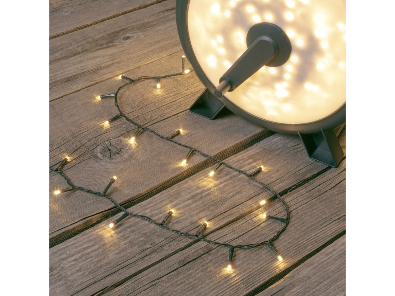 Catena di luci con avvolgitore 60m con 1500 led bianco caldo esterno/interno, cavo verde - XmasKing