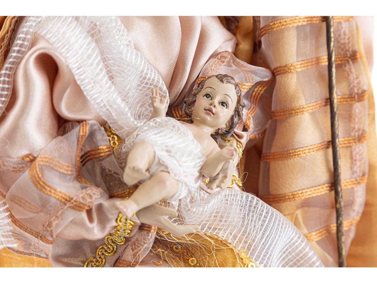 Sacra famiglia in resina vestita colore oro h.30cm