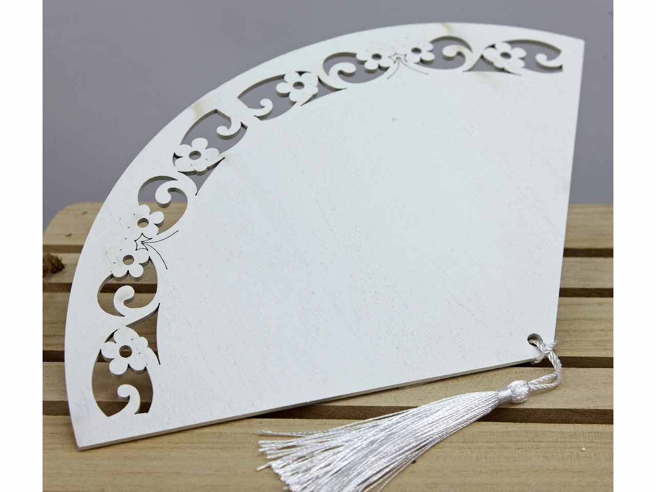Ventaglio in legno bianco con nappa