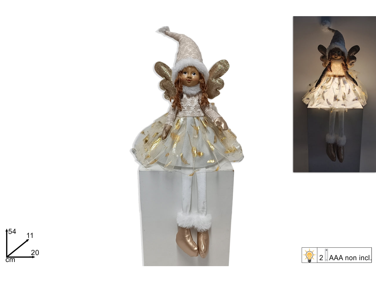 Angelo seduto con vestito di tulle bianco/oro e cappello con luci