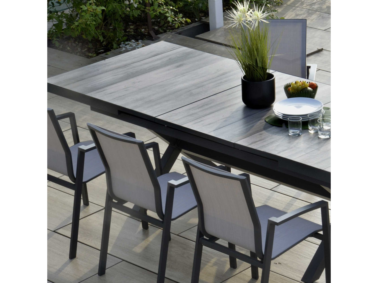 Tavolo da pranzo allungabile per esterno in alluminio, grigio antracite moderno, con 13 mattonelle in ceramica - l.200/260cm w.100cm h.75cm - Vacchetti