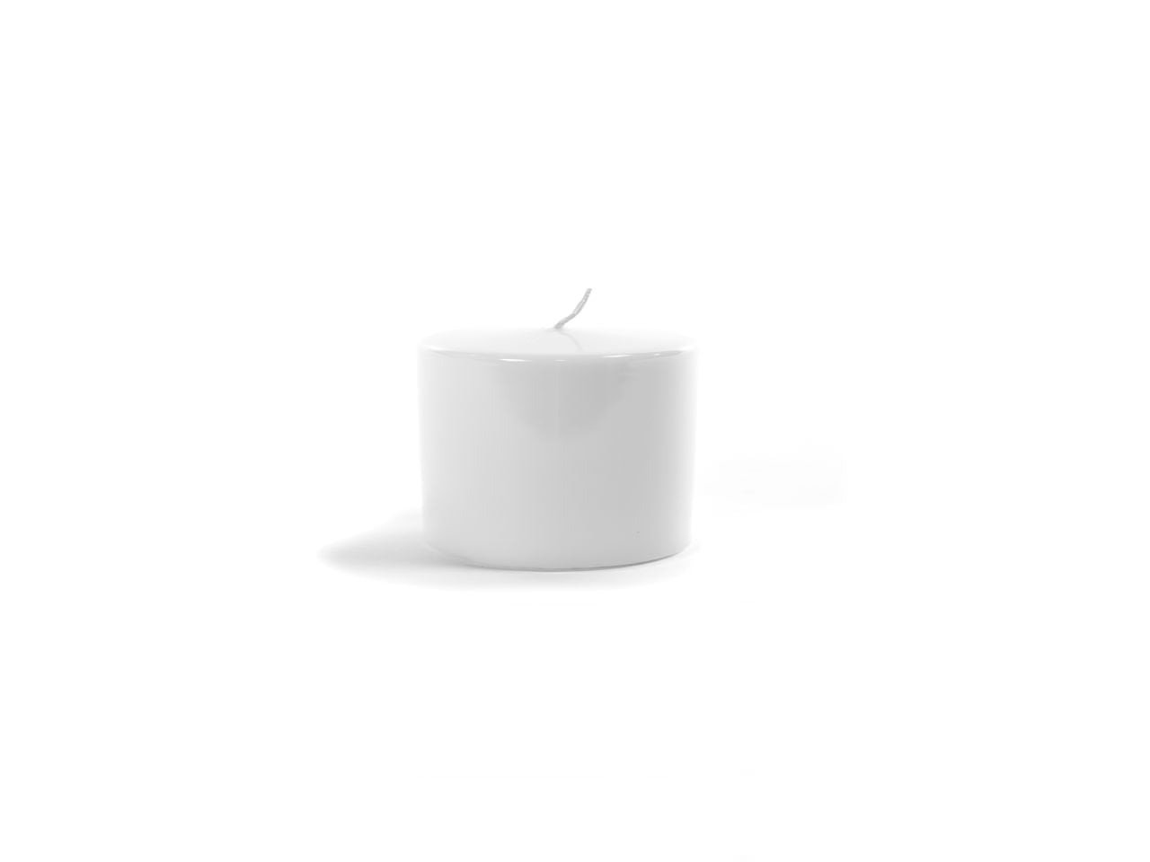 Candela natalizia pillar linea lucid colore bianco misura h.5xd.7cm in scatola bianca