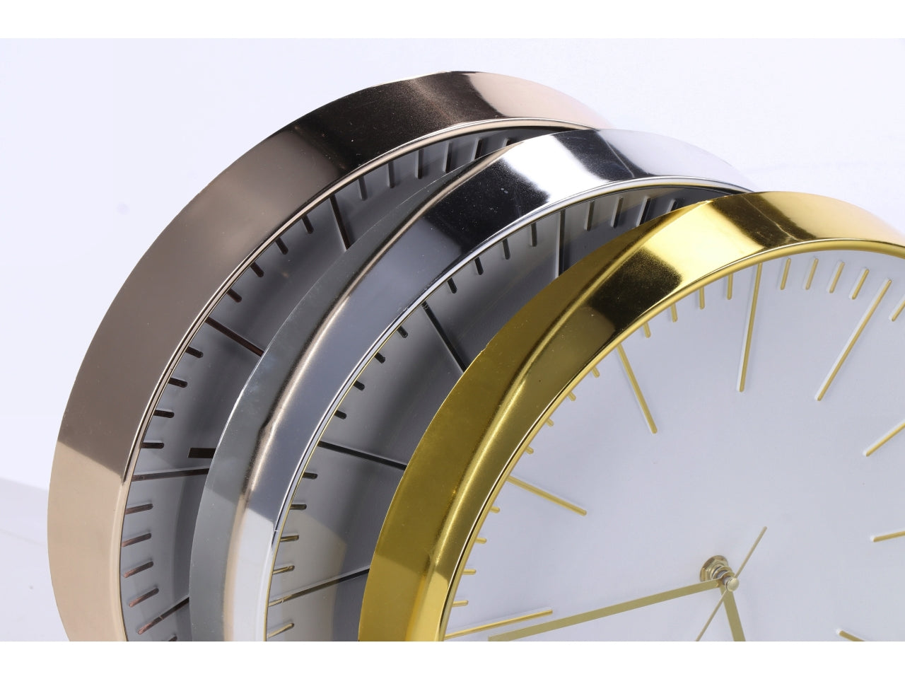 Orologio da parete contemporaneo in plastica in colori assortiti, 30,5 cm  AD Trend