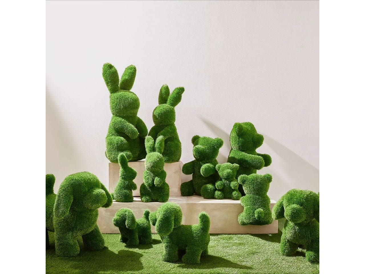 Decoro erboso a forma di cane h.60x34x65cm verde