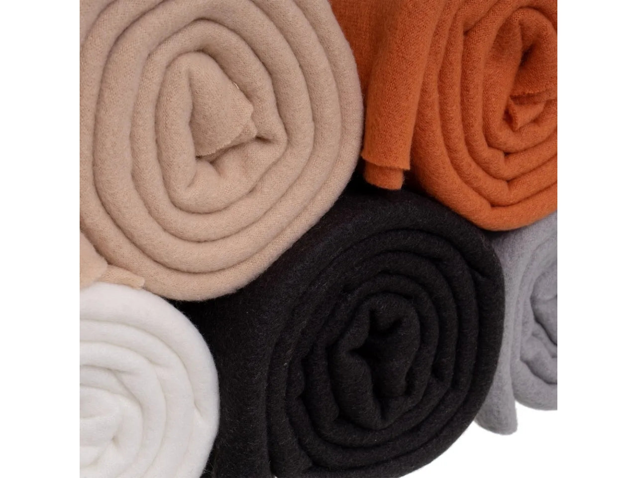 Coperta polare in 6 colori assortiti materiale poliestere misura 125x150cm uia