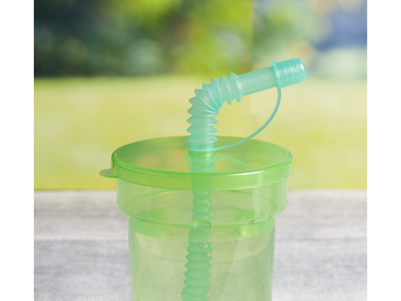 Set di 6 bicchieri colorati con cannuccia in polipropilene 390ml 8x12,3cm