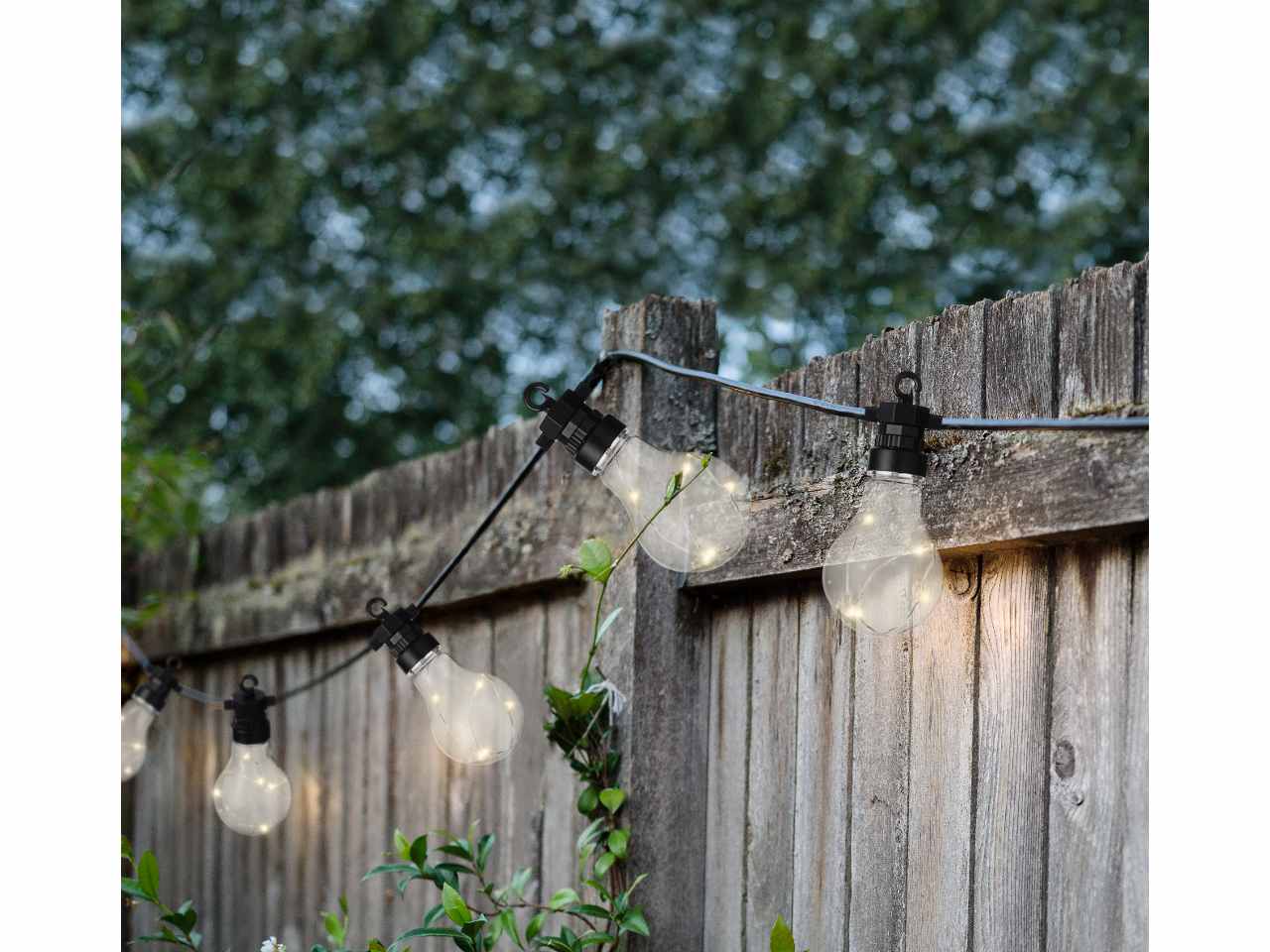 Catena lineare per feste 20 lampadine led luce fissa bianco caldo per esterno, cavo nero lungo 500cm.