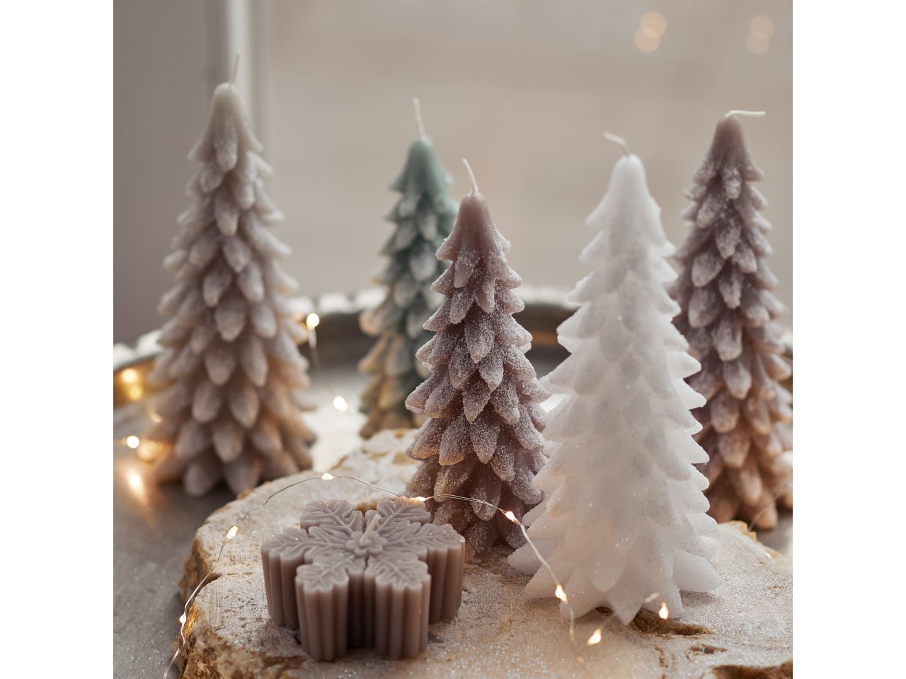 Candela di cera d.8x16,5cm a forma di albero glitterata marrone