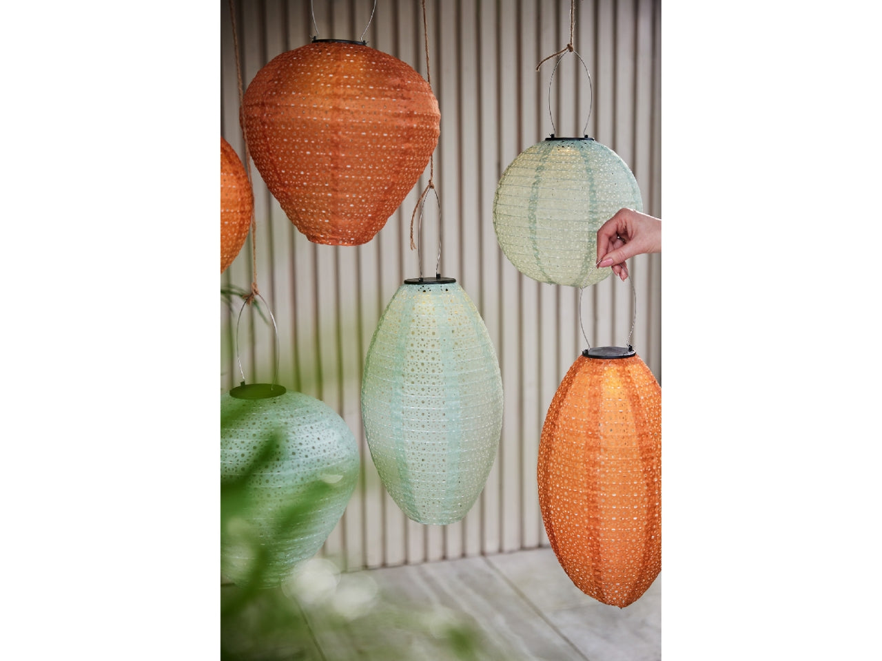Lanterna solare in nylon diametro 25cm x altezza 23cm in 6 colori assortiti a luce fissa bianco caldo