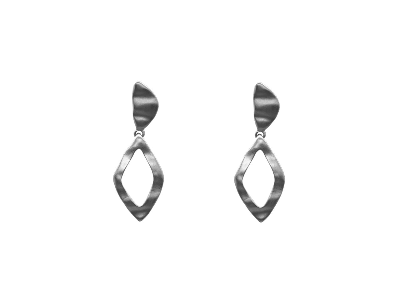 Orecchini rombo asimmetrico satinato argento