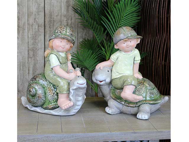 bimbo con animale verde 667794