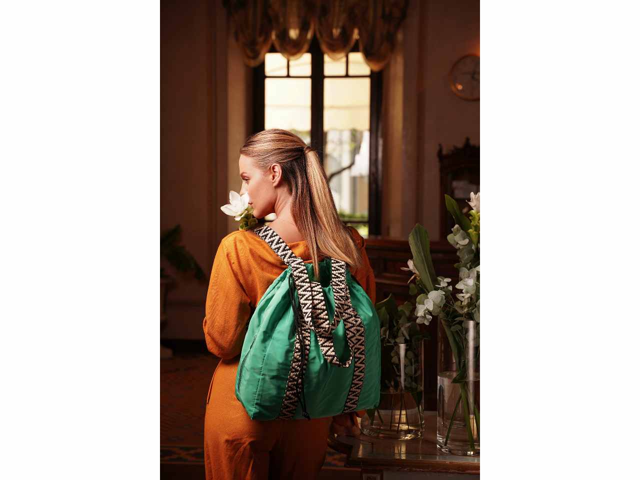 Borsa/zaino con coulisse e nastro fantasia colore verde 40x43x15cm