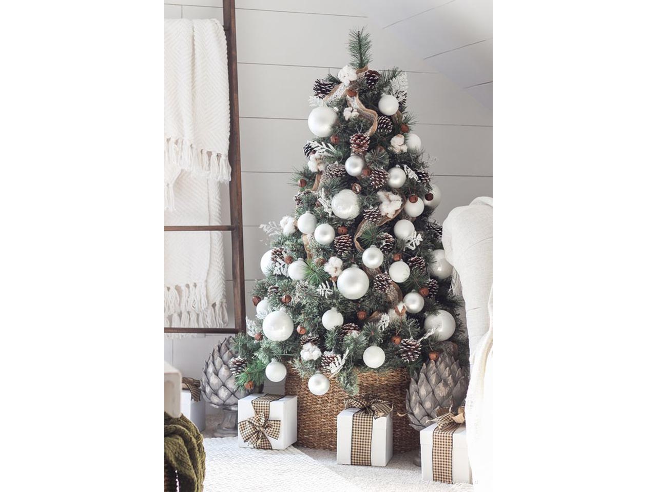 Albero di natale slim montana 240cm 910 rami diametro 109cm