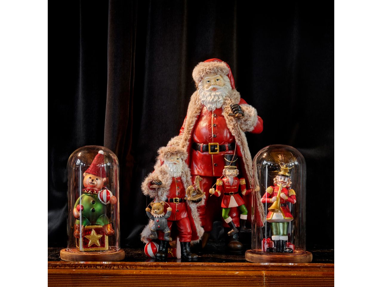 Babbo natale in poliresina con cavalluccio a dondolo e burattino colore rosso misura lun.9.5cm x lar.11cm x alt.22cm