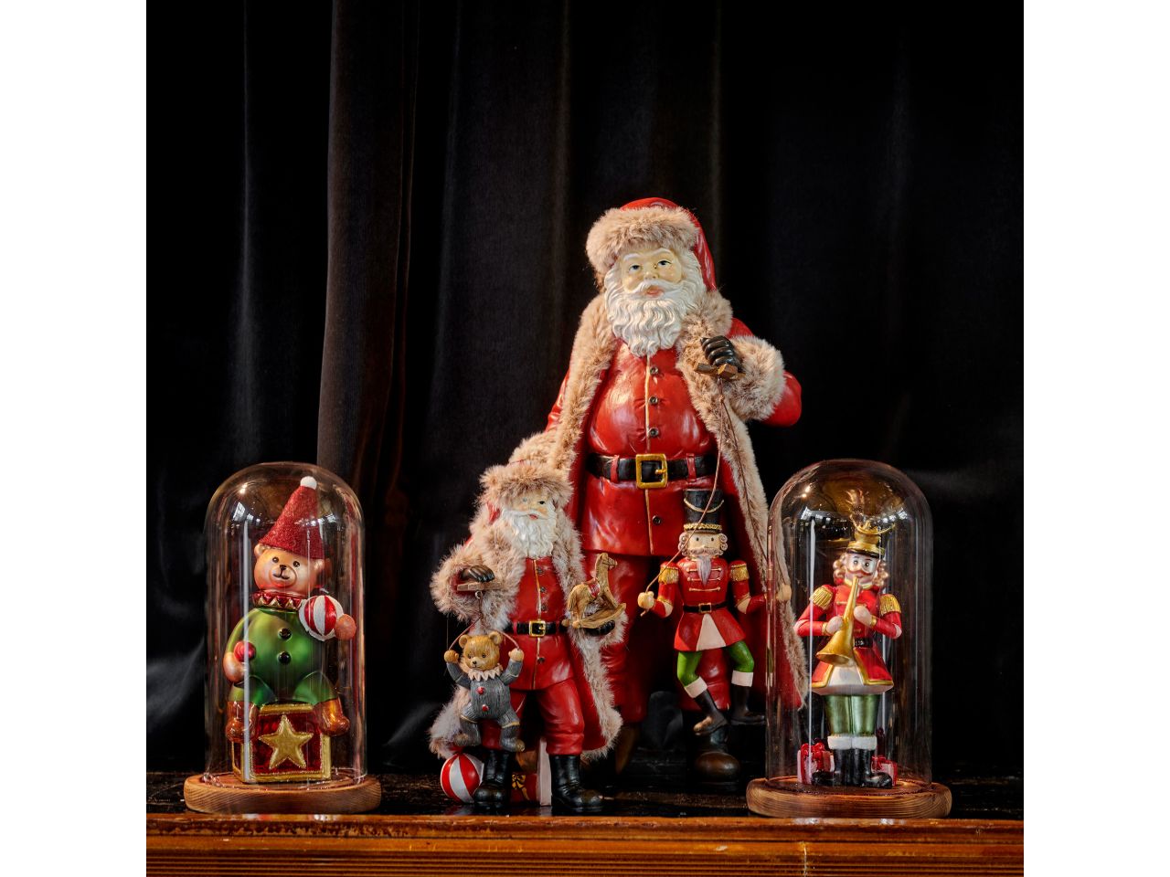 Babbo natale in poliresina con sacco dei regali e burattino colore rosso misura lun.15.7cm x lar.21.4cm x alt.38cm
